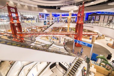 Khorat, Tayland, Kasım 2017 yaklaşık: golden gate Köprüsü ve sf sinema taklit oscar alışveriş merkezi Terminal 21 ile.