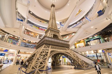 Khorat, Tayland, Kasım 2017 yaklaşık: Eyfel Kulesi taklit alışveriş merkezi Terminal 21.