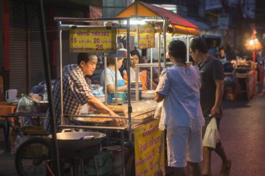 Khorat, Tayland, Kasım 2017 yaklaşık: streetfood gece pazarı eski şehirde.