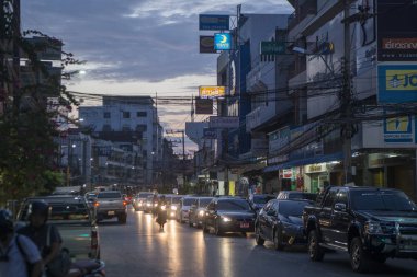 Khorat, Tayland, Kasım 2017 yaklaşık: yol köşe akşam şehir merkezinde.