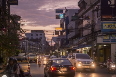Khorat, Tayland, Kasım 2017 yaklaşık: yol köşe akşam şehir merkezinde.