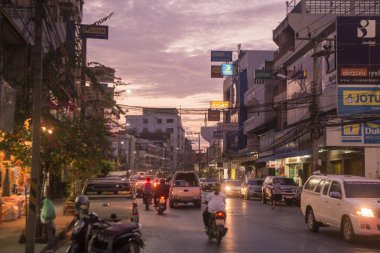 Khorat, Tayland, Kasım 2017 yaklaşık: yol köşe akşam şehir merkezinde.