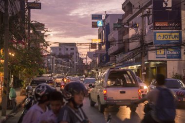 Khorat, Tayland, Kasım 2017 yaklaşık: yol köşe akşam şehir merkezinde.