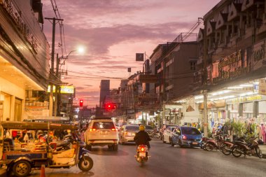 Khorat, Tayland, Kasım 2017 yaklaşık: yol köşe akşam şehir merkezinde.