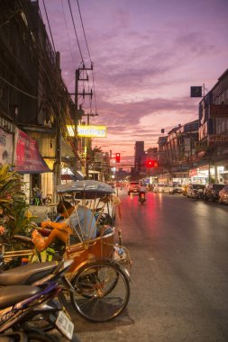 Khorat, Tayland, Kasım 2017 yaklaşık: Bisiklet ricksha şehir merkezinde yolda.