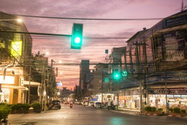 Khorat, Tayland, Kasım 2017 yaklaşık: yol köşe akşam şehir merkezinde.