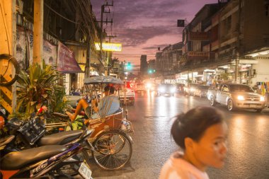 Khorat, Tayland, Kasım 2017 yaklaşık: Bisiklet ricksha şehir merkezinde yolda.