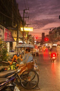 Khorat, Tayland, Kasım 2017 yaklaşık: Bisiklet ricksha şehir merkezinde yolda.