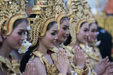 Tay dans kadınların geleneksel fil yuvarlak kadar festivalde Isan Surin şehir Tayland geleneksel giymiş. Tayland, bir, Surin, Kasım, 2017