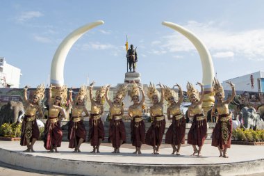 Phaya Surin Pakdee anıt geleneksel fil yuvarlak kadar Festival Tayland Isan Surin şehir, geleneksel Tay dans. Tayland, bir, Surin, Kasım, 2017