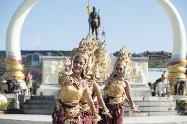 Phaya Surin Pakdee anıt geleneksel fil yuvarlak kadar Festival Tayland Isan Surin şehir, geleneksel Tay dans. Tayland, bir, Surin, Kasım, 2017