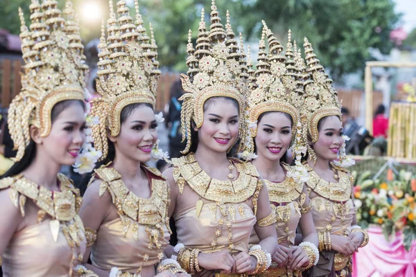 Traditionell Gekleidete Thailändische Tanzfrauen Beim Traditionellen Elefantenrunden Festival Der Stadt — Stockfoto