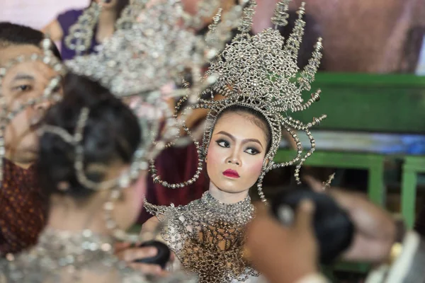 Traditionnel Habillé Thai Dance Femmes Traditionnel Elephant Festival Dans Ville — Photo