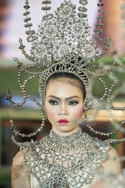 Traditionell Gekleidete Thailändische Tanzfrauen Beim Traditionellen Elefantenrunden Festival Der Stadt — Stockfoto