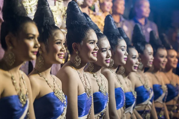 Traditionnel Habillé Thai Dance Femmes Traditionnel Elephant Festival Dans Ville — Photo