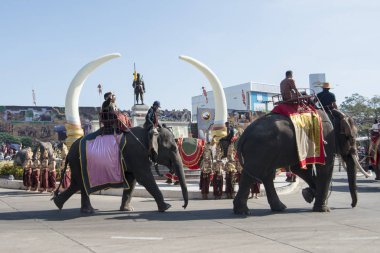 Filler Phaya Surin Pakdee Anıt veya geleneksel fil yuvarlak kadar festivalin bir Tayland Surin şehir meydanında fil. Tayland, bir, Surin, Kasım, 2017