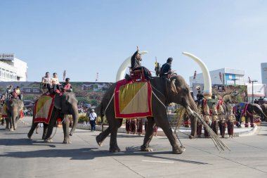 Filler Phaya Surin Pakdee Anıt veya geleneksel fil yuvarlak kadar festivalin bir Tayland Surin şehir meydanında fil. Tayland, bir, Surin, Kasım, 2017