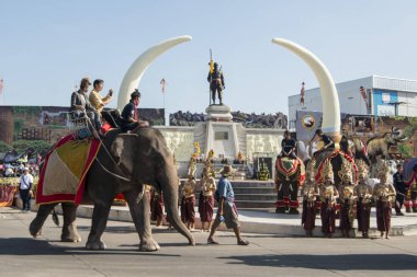 Filler Phaya Surin Pakdee Anıt veya geleneksel fil yuvarlak kadar festivalin bir Tayland Surin şehir meydanında fil. Tayland, bir, Surin, Kasım, 2017