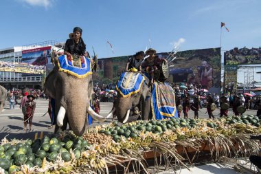 Filler ile lots-in meyve geleneksel fil yuvarlak kadar festivalin bir Tayland Surin şehir üzerinde fil açık büfe. Tayland, bir, Surin, Kasım, 2017