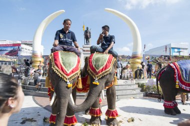 Filler Phaya Surin Pakdee Anıt veya geleneksel fil yuvarlak kadar festivalin bir Tayland Surin şehir meydanında fil. Tayland, bir, Surin, Kasım, 2017