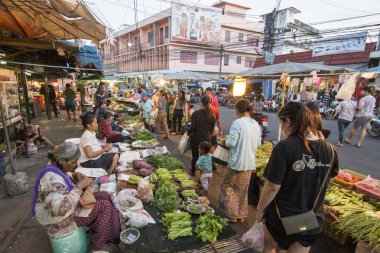 Eski şehrin gıda pazarının Isan kuzeydoğu Tayland Surin şehir içinde saat kulesine. Tayland, bir, Surin, Kasım, 2017
