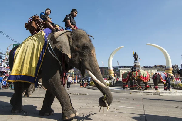 Filler Phaya Surin Pakdee Anıt veya geleneksel fil yuvarlak kadar festivalin bir Tayland Surin şehir meydanında fil. Tayland, bir, Surin, Kasım, 2017