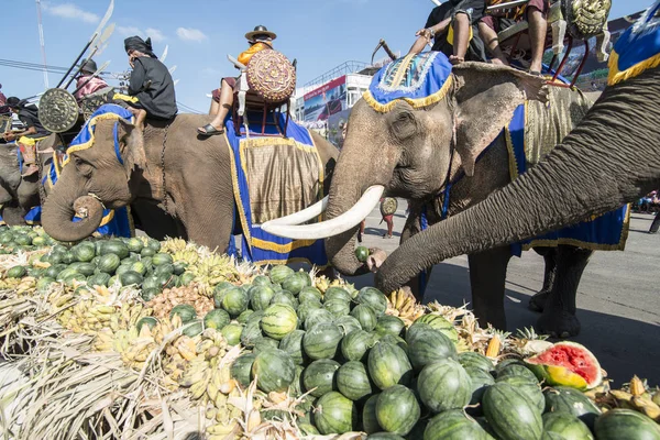 Filler ile lots-in meyve geleneksel fil yuvarlak kadar festivalin bir Tayland Surin şehir üzerinde fil açık büfe. Tayland, bir, Surin, Kasım, 2017