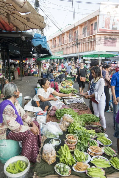 旧市街北東タイのイーサーンのスリン市で時計塔で食品市場 イサーン スリン 2017 — ストック写真