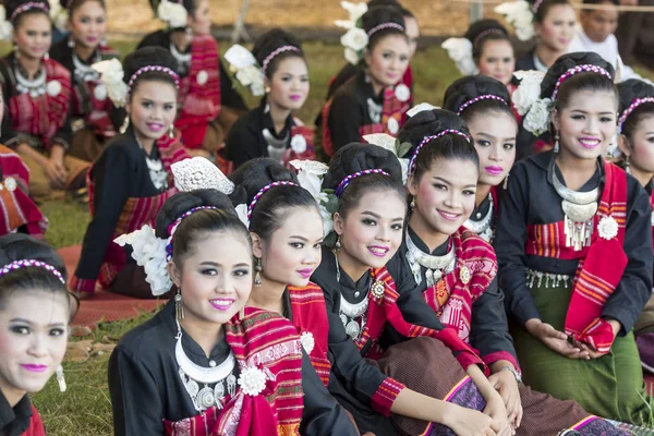 Traditionnel Habillé Thai Dance Femmes Traditionnel Elephant Festival Dans Ville — Photo