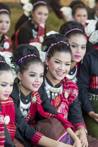 Traditionell Gekleidete Thailändische Tanzfrauen Beim Traditionellen Elefantenrunden Festival Der Stadt — Stockfoto