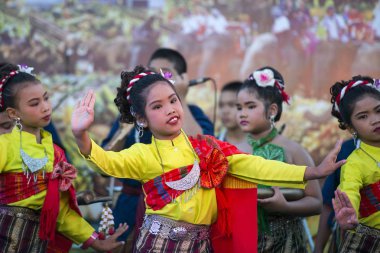 geleneksel Tay dans Festivali'nde geleneksel fil yuvarlak kadar Tayland Isan Surin şehir. Tayland, bir, Surin, Kasım, 2017