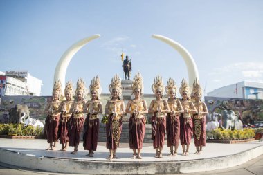 Phaya Surin Pakdee anıt geleneksel fil yuvarlak kadar Festival Tayland Isan Surin şehir, geleneksel Tay dans. Tayland, bir, Surin, Kasım, 2017