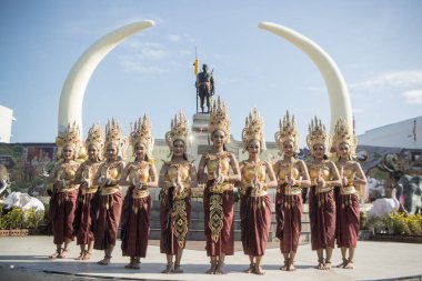 Phaya Surin Pakdee anıt geleneksel fil yuvarlak kadar Festival Tayland Isan Surin şehir, geleneksel Tay dans. Tayland, bir, Surin, Kasım, 2017