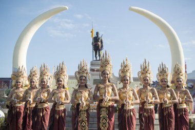 Phaya Surin Pakdee anıt geleneksel fil yuvarlak kadar Festival Tayland Isan Surin şehir, geleneksel Tay dans. Tayland, bir, Surin, Kasım, 2017