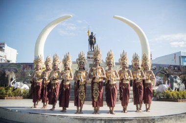 Phaya Surin Pakdee anıt geleneksel fil yuvarlak kadar Festival Tayland Isan Surin şehir, geleneksel Tay dans. Tayland, bir, Surin, Kasım, 2017
