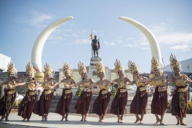 Phaya Surin Pakdee anıt geleneksel fil yuvarlak kadar Festival Tayland Isan Surin şehir, geleneksel Tay dans. Tayland, bir, Surin, Kasım, 2017