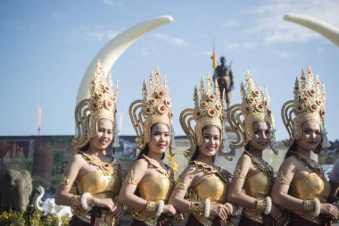 Phaya Surin Pakdee anıt geleneksel fil yuvarlak kadar Festival Tayland Isan Surin şehir, geleneksel Tay dans. Tayland, bir, Surin, Kasım, 2017