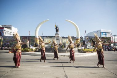 Phaya Surin Pakdee anıt geleneksel fil yuvarlak kadar Festival Tayland Isan Surin şehir, geleneksel Tay dans. Tayland, bir, Surin, Kasım, 2017