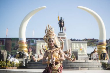 Phaya Surin Pakdee anıt geleneksel fil yuvarlak kadar Festival Tayland Isan Surin şehir, geleneksel Tay dans. Tayland, bir, Surin, Kasım, 2017