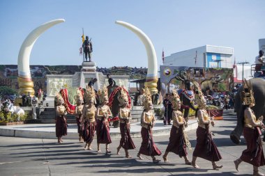 Phaya Surin Pakdee anıt geleneksel fil yuvarlak kadar Festival Tayland Isan Surin şehir, geleneksel Tay dans. Tayland, bir, Surin, Kasım, 2017