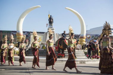 Phaya Surin Pakdee anıt geleneksel fil yuvarlak kadar Festival Tayland Isan Surin şehir, geleneksel Tay dans. Tayland, bir, Surin, Kasım, 2017