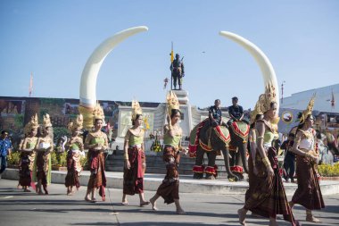 Phaya Surin Pakdee anıt geleneksel fil yuvarlak kadar Festival Tayland Isan Surin şehir, geleneksel Tay dans. Tayland, bir, Surin, Kasım, 2017