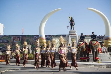 Phaya Surin Pakdee anıt geleneksel fil yuvarlak kadar Festival Tayland Isan Surin şehir, geleneksel Tay dans. Tayland, bir, Surin, Kasım, 2017