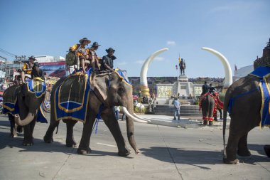 Filler Phaya Surin Pakdee Anıt veya geleneksel fil yuvarlak kadar festivalin bir Tayland Surin şehir meydanında fil. Tayland, bir, Surin, Kasım, 2017