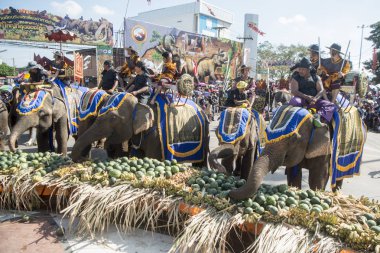 Filler ile lots-in meyve geleneksel fil yuvarlak kadar festivalin bir Tayland Surin şehir üzerinde fil açık büfe. Tayland, bir, Surin, Kasım, 2017
