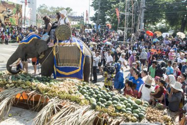 Filler ile lots-in meyve geleneksel fil yuvarlak kadar festivalin bir Tayland Surin şehir üzerinde fil açık büfe. Tayland, bir, Surin, Kasım, 2017