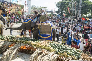 Filler ile lots-in meyve geleneksel fil yuvarlak kadar festivalin bir Tayland Surin şehir üzerinde fil açık büfe. Tayland, bir, Surin, Kasım, 2017
