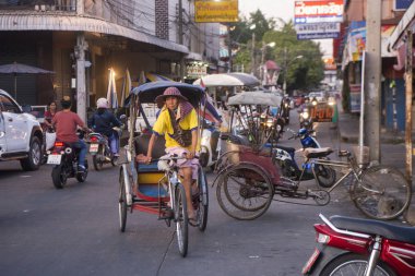 Riksha bisiklet taksi Market ve saat kulesi Isan kuzeydoğu Tayland Surin şehir içinde. Tayland, bir, Surin, Kasım, 2017