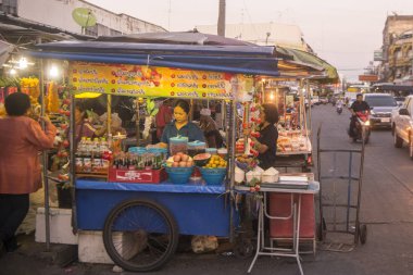 Eski City gıda pazarının Isan kuzeydoğu Tayland Surin şehir içinde saat kulesine taze Tay yemeği. Tayland, bir, Surin, Kasım, 2017