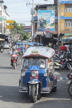Tuk tuk taksi Market ve saat kulesi Isan kuzeydoğu Tayland Surin şehir içinde. Tayland, bir, Surin, Kasım, 2017